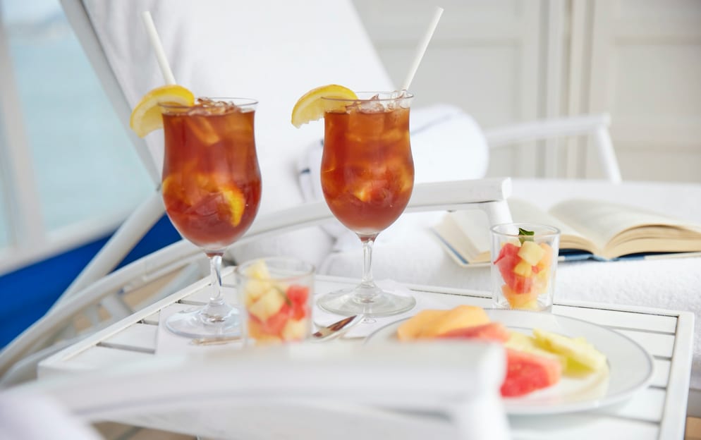 RSSC, Seven Seas Voyager, Pool Bar.jpg